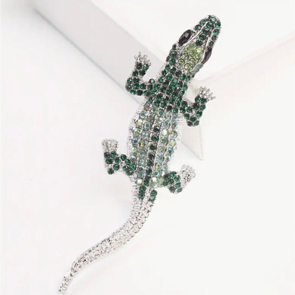 🐊 Betsey Johnson sparkling crystal crocodile brooch 🐊